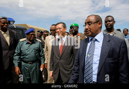 SOMALIA, Mogadischu: Auf einem Foto zur Verfügung gestellt von der hybride Nationen Informationen Support Team 7 Mai, von rechts nach links, Somalischer Ministerpräsident Abdiweli Mohamed Ali; Die Mission der Afrikanischen Union in Somalia (AMISOM) Force Commander Lt. Gen Andrew Gutti (Hintergrund); Japanischer Botschafter in Kenia Toshihisa Takata und somalischen Polizei-Beauftragter Sharif Sekhuna Mayi gehen gemeinsam vor schneiden Band während der Übergabe-Zeremonie der Ausrüstung, gestiftet von der Regierung von Japan durch das politische Büro der Vereinten Nationen für Somalia (UNPOS) Treuhandfonds zur Unterstützung der Wiederaufbau der SPS in Stockfoto