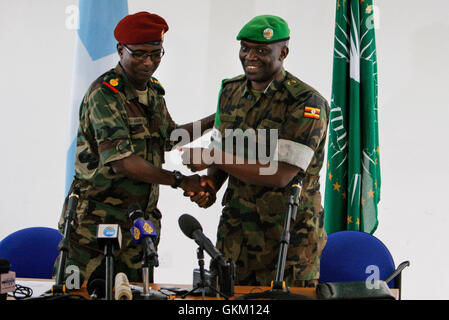 SOMALIA, Mogadischu: In einem Photgraph freigegeben durch das hybride Nationen Informationen Support-Team, schüttelt ausgehenden Mission der Afrikanischen Union in Somalia (AMISOM) Sprecher Oberstleutnant Paddy Ankunda (rechts) Hände mit seinem Nachfolger, Oberst Ali Aden Houmed von Djibouti Armed Forces (links) 07 Juli während einer Pressekonferenz im Hauptquartier der Mission in der somalischen Hauptstadt Mogadischu. Oberst Ali ersetzt Oberstleutnant Ankunda der AMISOM Sprecher April 2011 seit als AMISOM seine Einsatzgebiete außerhalb Mogadischu mit neuen Sektor Sitz in Baidoa, Beletweyne und D erweitert Stockfoto