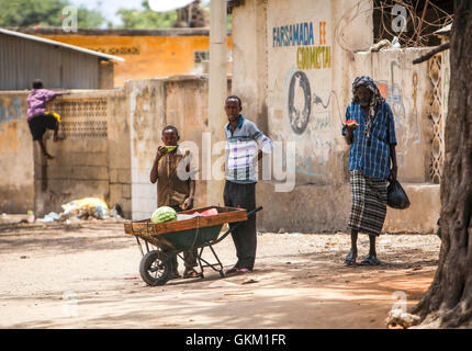 SOMALIA, Kismayo, auf einem Foto aufgenommen und veröffentlicht von der hybride Nationen Informationen Support Team 07 Oktober, Somali Zivilisten gebracht von einer am Straßenrand Anbieter im Zentrum von der südlichen somalischen Hafen Stadt von Kismayo, ca. 500 km südlich von der Hauptstadt Mogadischu Wassermelone essen. AU-UN IST FOTO / STUART PRICE. Stockfoto