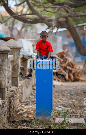 SOMALIA, Kismayo, auf einem Foto aufgenommen und veröffentlicht von der hybride Nationen Informationen Support Team 07 Oktober, ein junger Somali Junge sitzt eine Spitze einer Säule in der Mitte der südlichen somalischen Hafen Stadt Kismayo, ca. 500 km südlich von der Hauptstadt Mogadischu. AU-UN IST FOTO / STUART PRICE. Stockfoto