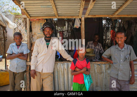 SOMALIA, Kismayo, auf einem Foto aufgenommen und veröffentlicht von der hybride Nationen Informationen Support Team 07 Oktober, Somali, die Zivilisten gesehen sind stehend vor einem Markt Kiosk in der Mitte der südlichen somalischen Hafen Stadt von Kismayo, ca. 500 km südlich von der Hauptstadt Mogadischu. AU-UN IST FOTO / STUART PRICE. Stockfoto