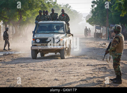 SOMALIA, Belet Weyne: auf einem Foto von der hybride Nationen Informationen Support Team 17. November, einem äthiopischen Truppen Tritte Staub tragen, wie es durch als Soldaten die Djiboutian Kontingent dienen mit der Mission der Afrikanischen Union in Somalia (AMISOM) Wache stehen auf einer Straße in der zentralen somalischen Stadt von Belet Weyne in der Hiraan Region von Somalia fährt Lkw veröffentlicht , ca. 300km nordwestlich der Hauptstadt Mogadischu. Dschibutischer AMISOM Truppen führen täglich am frühen Morgen fegt der Bereiche der Stadt auf der Suche nach improvisierte explosive Devices (IED) gepflanzt durch die Al-Qaida - Stockfoto