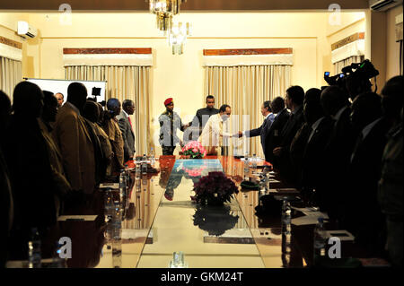 Mahamet Annadiff Saleh, Sonderbeauftragter der Kommission der Afrikanischen Union für Somalia, trifft am 8. Januar 2013 in der Villa Somalia mit Präsident Hassan Scheich Mohamud zusammen. Im Mittelpunkt der Diskussion stand die Zukunft der Partnerschaft der AMISOM mit der somalischen Regierung. Stockfoto