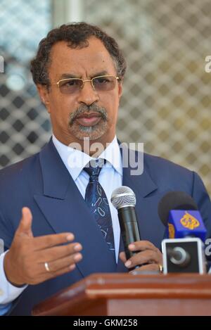 Der Sonderbeauftragte des Vorsitzenden der Kommission der Afrikanischen Union für Somalia (SRCC), Mahamet Annadiff Saleh, spricht am 8. Januar 2013 außerhalb der Villa Somalia vor der Presse nach Gesprächen mit Präsident Hassan Scheich Mohamud über die Zukunft der Beziehungen der AMISOM zur somalischen Regierung. Stockfoto