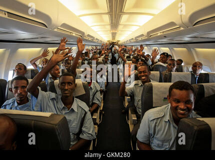 SOMALIA, Mogadischu: Auf einem Handzettel Foto vom 17 Januar und veröffentlicht durch die hybride Nationen Informationen Support Team 18. Januar, Offiziere der somalischen Polizei (SPF) Welle an Bord eines Flugzeugs in Aden Abdulle International Airport in der somalischen Hauptstadt Mogadischu kurz vor ihrer Abreise für eine dreimonatige Ausbildung in Dschibuti, organisiert von der Polizeikomponente der Mission der Afrikanischen Union in Somalia (AMISOM) in Verbindung mit der italienischen Carabineri. Die 184 Männer und 16 Frauen erhalten Fachausbildung in öffentlichen Order Management erleichtert durch den afrikanischen U Stockfoto