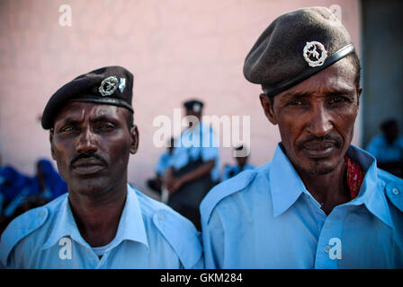 SOMALIA, Mogadischu: Auf einem Handzettel Foto vom 17 Januar und veröffentlicht von der hybride Nationen Informationen Support Team 18 Januar, Mitglieder der somalischen Polizei (SPF) entnehme vor ihrer Abfahrt Aden Abdulle International Airport in der somalischen Hauptstadt Mogadischu für eine dreimonatige Ausbildung in Dschibuti, organisiert von der Polizeikomponente der Mission der Afrikanischen Union in Somalia in Verbindung mit der italienischen Carabineri. Die 184 Männer und 16 Frauen erhalten Fachausbildung in öffentlichen Order Management von AMISOM mit finanzielle Unterstützung aus dem Italia erleichtert Stockfoto