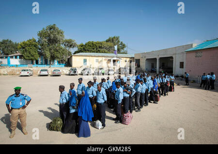 SOMALIA, Mogadischu: Auf einem Handzettel Foto vom 17 Januar und veröffentlicht von der hybride Nationen Informationen Support Team 18 Januar, Mitglieder der somalischen Polizei (SPF) entnehme vor ihrer Abfahrt Aden Abdulle International Airport in der somalischen Hauptstadt Mogadischu für eine dreimonatige Ausbildung in Dschibuti, organisiert von der Polizeikomponente der Mission der Afrikanischen Union in Somalia in Verbindung mit der italienischen Carabineri. Die 184 Männer und 16 Frauen erhalten Fachausbildung in öffentlichen Order Management von AMISOM mit finanzielle Unterstützung aus dem Italia erleichtert Stockfoto