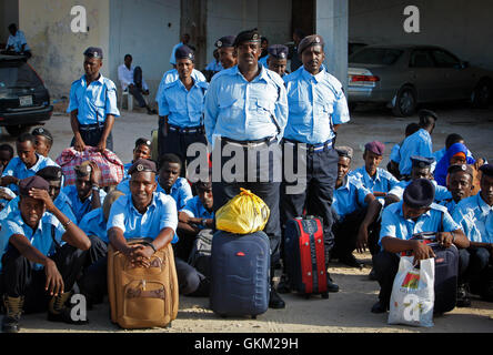 SOMALIA, Mogadischu: Auf einem Handzettel Foto vom 17 Januar und veröffentlicht von der hybride Nationen Informationen Support Team 18 Januar, Mitglieder der somalischen Polizei (SPF) entnehme vor ihrer Abfahrt Aden Abdulle International Airport in der somalischen Hauptstadt Mogadischu für eine dreimonatige Ausbildung in Dschibuti, organisiert von der Polizeikomponente der Mission der Afrikanischen Union in Somalia in Verbindung mit der italienischen Carabineri. Die 184 Männer und 16 Frauen erhalten Fachausbildung in öffentlichen Order Management von AMISOM mit finanzielle Unterstützung aus dem Italia erleichtert Stockfoto