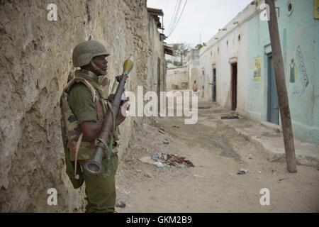 Ein burundischen Soldaten als Teil der Mission der Afrikanischen Union in Somalia auf Patrouille in der Stadt Merca am 2. Februar. Merca liegt etwa 70km südwestlich von Mogadischu, eine alte Hafenstadt, die wurde im 5. Jahrhundert gegründet und war ein beliebtes Urlaubsziel, vor Ausbruch von Bürgerkrieg in Somalia im Jahr 1991. AU-UN IST FOTO / TOBIN JONES. Stockfoto