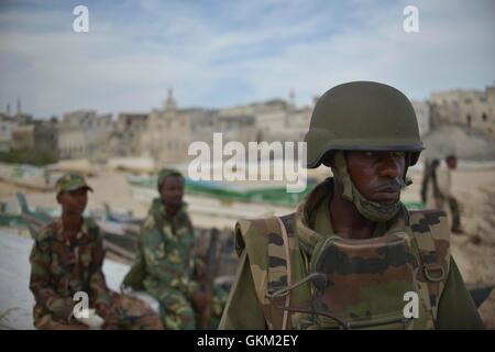 Soldat der burundischen Patrouillen im Rahmen der Mission der Afrikanischen Union in Somalia, einen Strand in der Nähe der Stadt Merca am 2. Februar. Merca liegt etwa 70km südwestlich von Mogadischu, eine alte Hafenstadt, die wurde im 5. Jahrhundert gegründet und war ein beliebtes Urlaubsziel, vor Ausbruch von Bürgerkrieg in Somalia im Jahr 1991. AU-UN IST FOTO / TOBIN JONES. Stockfoto