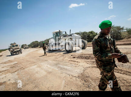 SOMALIA, Mogadischu: In einem Photgraph 24 Januar aufgenommen und veröffentlicht von der hybride Nationen Informationen Support Team 26 Januar, Mission der Afrikanischen Union in Somalia (AMISOM) bekämpfen Ingenieure Reparatur und Grade ein Stück der Straße nach der Stadt Afgooye in Somalia im unteren Shabelle Region entlang der Hauptroute, die Verknüpfung der fruchtbaren, landwirtschaftliche Region mit der Hauptstadt Mogadischu. Nach Jahren von der gewalttätigen Al-Qaida verbundenen Extremistengruppe Al Shabaab kontrollierten waren erstreckt sich von der wirtschaftlich wichtige Durchgangsstraße praktisch in befahrbar. Jetzt, 7 Monate nach der Shabaab Forc waren Stockfoto