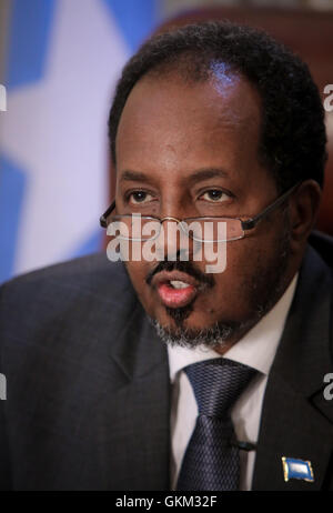 SOMALIA, Mogadischu: im Foto aufgenommen und veröffentlicht von der hybride Nationen Informationen Support Team 19 April 2013, somalische Präsident Hassan Sheikh Mohamud ist in seinem Präsidentenamt in Villa Somalia, der Komplex beherbergt die somalische Regierung in der Hauptstadt Mogadischu zu sehen. In diesem Jahr Time Magazine Liste der 100 einflussreichsten Personen aufgeführt, ist Mohamud Präsident der erste demokratisch gewählte Regierung Somalias nach zwei Jahrzehnten des Bürgerkriegs Unruhen und Konflikte im Horn von Afrika Nation. AU-UN IST FOTO / STUART PRICE. Stockfoto