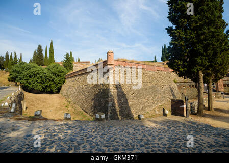 Das Schloss in Hostalric ist auf einem Hügel gebaut. Stockfoto