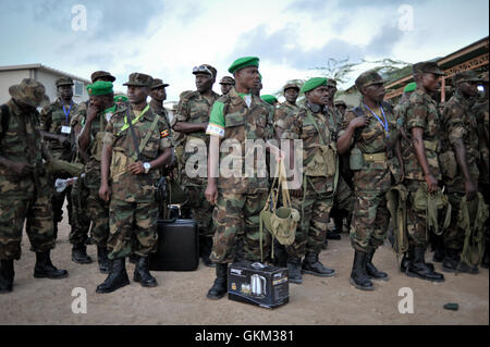 Soldaten in der ugandischen Menschen Defence Force bereiten verlassen Somalia am 18. Mai nach 13 Monaten im Land stationiert. Die Soldaten, die Kampfgruppe 9 + gemacht, hatte Reservisten in die ugandische Armee gewesen wird speziell auf dienen in der Mission der Afrikanischen Union in Somalia aufgerufen. AU UN IST FOTO / TOBIN JONES. Stockfoto