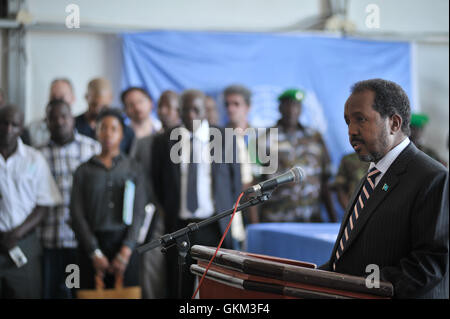 Am 20. Juni 2015 nahm der somalische Präsident Hassan Sheikh Mohamoud an einer Repatriierungszeremonie am internationalen Flughafen Aden Adde in Mogadischu Teil, bei der ein Mitarbeiter der Vereinten Nationen und zwei UN-Auftragnehmer bei einem Terroranschlag von Al-Shabaab auf ein UN-Gelände in der Stadt getötet wurden. Der Angriff führte zu 15 Todesopfern. / Au UN ist FOTO / Tobin Jones Stockfoto