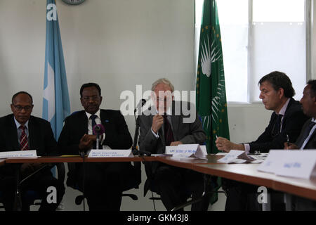Der somalische Premierminister Abdi Farah Shirdon und der UN-Sonderbeauftragte Nicholas Kay treffen sich in Mogadischu, um die politische Aussöhnung im Rahmen der Vorbereitungen für die New Deal Conference zu erörtern, die am 16. September 2013 in Brüssel stattfinden sollte. Stockfoto
