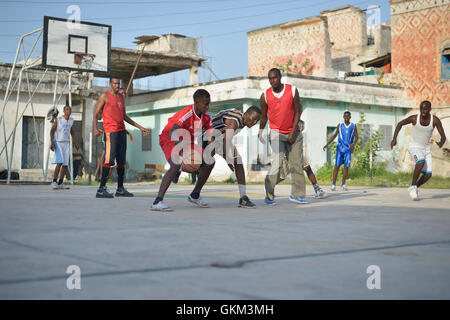 Am 6. Juni findet in Mogadischu, Somalia, wieder Basketball statt. Unter der Herrschaft von Al Shabaab verboten, wird der Sport nun wieder von Männern und Frauen gespielt, wobei mehr als ein Dutzend Mannschaften in der Stadt antreten. Stockfoto