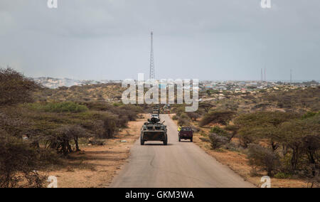 SOMALIA, Kismayo: Auf einem Foto 18. Juli 2013 aufgenommen und veröffentlicht von der hybride Nationen Informationen Support Team 22 Juli, fährt eine Mission der Afrikanischen Union in Somalia (AMISOM) Konvoi mit Truppen aus Sierra Leone und Kenia Abtheilungen entlang der Hauptroute zwischen Kismaayo und der Stadt Flughafen wie es eine Sicherheitspatrouille durch die Stadt und Umgebung zurück. AU-UN IST FOTO / RAMADAN MOHAMED HASSAN. Stockfoto