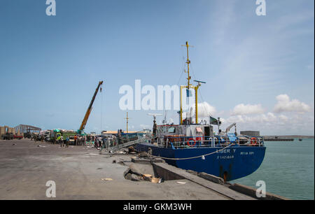 SOMALIA, Kismayo: Auf einem Foto genommen 15. Juli 2013 und die hybride Nationen Informationen Support Team 22 Juli veröffentlicht, sind Boote festgemacht an in Kismayo Hafenstadt im Süden Somalias gesehen. AU-UN IST FOTO / RAMADAN MOHAMED HASSAN. Stockfoto