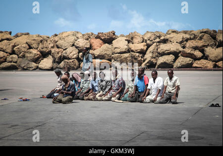 SOMALIA, Kismayo: Auf einem Foto genommen 15. Juli 2013 und die hybride Nationen Informationen Support Team 22 Juli veröffentlicht, beten Arbeiter in Kismayo Hafenstadt im Süden Somalias während des Heiligen Monats Ramadan. AU-UN IST FOTO / RAMADAN MOHAMED HASSAN. Stockfoto