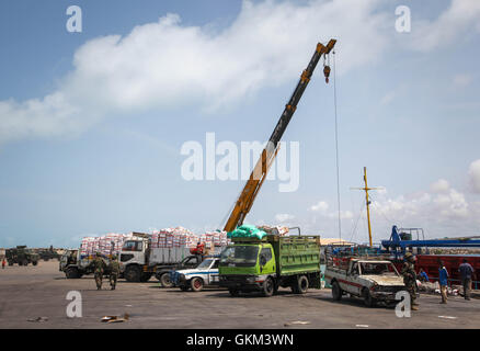 SOMALIA, Kismayo: Auf einem Foto genommen 15. Juli 2013 und die hybride Nationen Informationen Support Team 22 Juli veröffentlicht, ein Boot entlädt produzieren und liefert in Kismayo Hafenstadt im Süden Somalias. AU-UN IST FOTO / RAMADAN MOHAMED HASSAN. Stockfoto