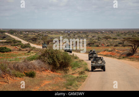 SOMALIA, Kismayo: Auf einem Foto genommen 15. Juli 2013 und die hybride Nationen Informationen Support Team 22 Juli veröffentlicht, reist eine Mission der Afrikanischen Union in Somalia (AMISOM) Konvoi mit Truppen aus Sierra Leone und Kenia Abtheilungen entlang der Hauptroute zwischen Kismaayo und die Stadt Flughafen wie es verpflichtet sich, eine Sicherheitspatrouille durch die Stadt und Umgebung. AU-UN IST FOTO / RAMADAN MOHAMED HASSAN. Stockfoto