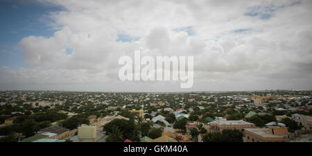 Ein allgemeiner Blick auf die Skyline von Mogadischu, mit Blick nach Osten in Richtung der Vororte, am 5. August 2013. Dieses Foto markiert den zweiten Jahrestag des Rückzugs von Al Shabaab aus der Stadt nach gemeinsamen Operationen der Somalischen Nationalarmee und der AMISOM. Seitdem hat sich Mogadischu erheblich erholt und stabilisiert. AU UN IST FOTO. Stockfoto