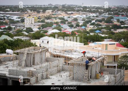 Am 5. August 2013 wurden Bauarbeiter im Bezirk Medina in Mogadischu gesehen, zwei Jahre nach dem Rückzug Al-Shabaab aus der Stadt. Dies bedeutete eine deutliche Erholung, da die somalische Nationalarmee (SNA) und AMISOM die Kontrolle zurückeroberten und zum Wiederaufbau der Hauptstadt beitrugen. Stockfoto