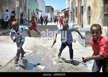 Jungen in Mogadischu, Somalia, spielen mit ihren Spielzeugwaffen während der Eid am 8. August. Somalia genossen heute eine friedliche Eid-Ul-Fitr, eines der wichtigsten Daten des muslimischen Kalenders. Tausenden verkleidet und kam auf die Straße um den Urlaub zu genießen. AU UN IST FOTO / TOBIN JONES Stockfoto