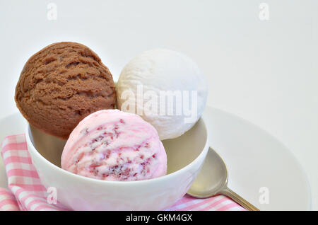 Kugeln Schokoladeneis, Vanilleeis und Erdbeer-Eis in einer weißen Schüssel, in der Nähe, Makro, horizontale Stockfoto