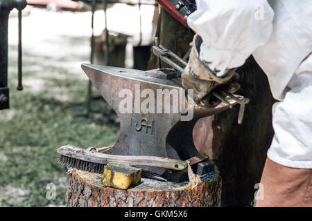 Schmied-Making-Hufeisen Stockfoto