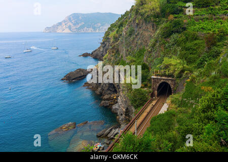 Eisenbahntunnel an der malerischen Küste von Vernazza, Cinque Terre, Italien Stockfoto