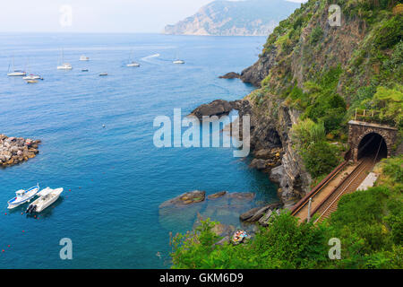 Eisenbahntunnel an der malerischen Küste von Vernazza, Cinque Terre, Italien Stockfoto