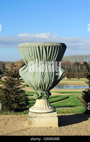 Vasen und Statuen im Park des Schlosses von Versailles sind geschützt vor dem Einfrieren im winter Stockfoto