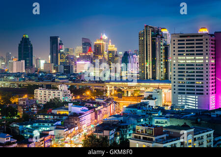 Blick auf moderne Wolkenkratzer in der Nacht in Bangkok, Thailand. Stockfoto