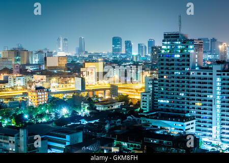 Blick auf die Wolkenkratzer in der Nacht in Bangkok, Thailand. Stockfoto