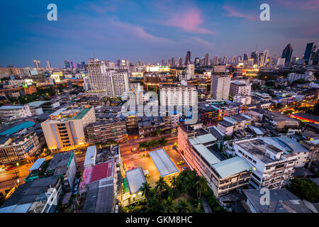 Blick auf Bezirk Ratchathewi in der Dämmerung, in Bangkok, Thailand. Stockfoto