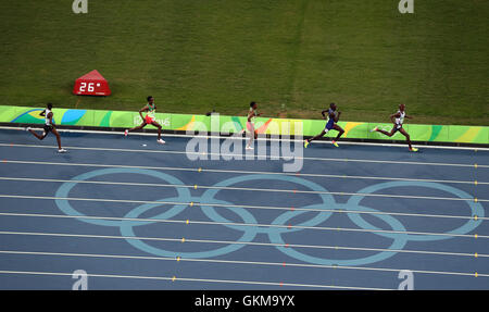 Der Brite Mo Farah gewinnt die Männer 5000m Finale im Olympiastadion am fünfzehnten Tag der Olympischen Spiele in Rio, Brasilien. Stockfoto