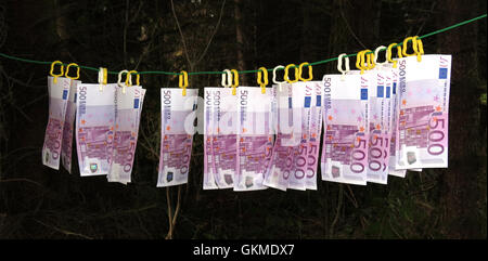 Geldwäsche - 500 Euro-Banknoten auf der Wäscheleine Stockfoto