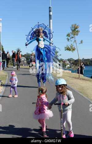 Sydney, Australien. 21. August 2016. Street Art Künstler während Celebrationa, des ersten Geburtstags von Sydneys spektakulären Hafen Landzunge Park, Barangaroo Reserve durchgeführt und fand am 21. August 2016 in Sydney. Das Jubiläum fiel mit der letzte Tag der großen Skulpturen-Ausstellung "Skulptur in Barangaroo". Bildnachweis: Hugh Peterswald/Pacific Press/Alamy Live-Nachrichten Stockfoto