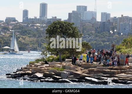 Australien. 21. August 2016. Menschenmengen besucht eine besondere Feier anlässlich des ersten Geburtstags von Sydneys spektakulären Hafen Landzunge Park, Barangaroo Reserve und wurde am 21. August 2016 in Sydney statt. Das Jubiläum fiel mit der letzte Tag der großen Skulpturen-Ausstellung "Skulptur in Barangaroo". Bildnachweis: Hugh Peterswald/Pacific Press/Alamy Live-Nachrichten Stockfoto