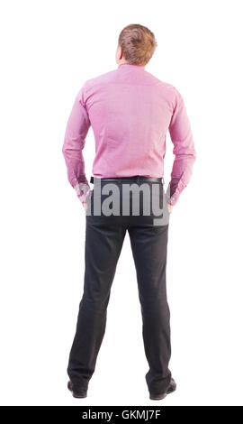Rückansicht der Geschäftsmann im roten Hemd blickt. Junger Geschäftsmann beobachten. Hintere Ansicht Menschen Sammlung. Rückseite Blick auf Person. Isoliert auf weißem Hintergrund. Büroangestellte mit einer sportlichen Figur schaut Weg Stockfoto