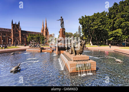 Sonnigen Tag in Sydneys Hyde Park. Süßwasser-Brunnen-Pool umgeben von hohen Bäumen und Str. Marys Kathedrale Stockfoto