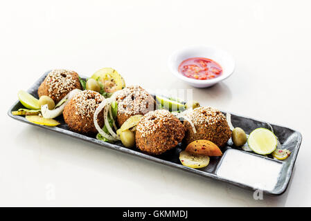 Kichererbse Falafel traditionelle orientalische Speisen Snack Platte Starter-set Stockfoto