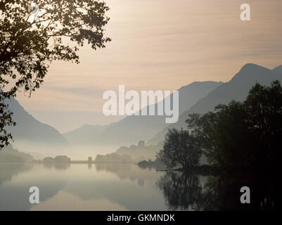 Dolbadarn Schloss und den Llanberis Pass von den Lagunen, Llyn Padarn, Llanberis, North Wales, UK. Misty Autumn Morgen. Stockfoto