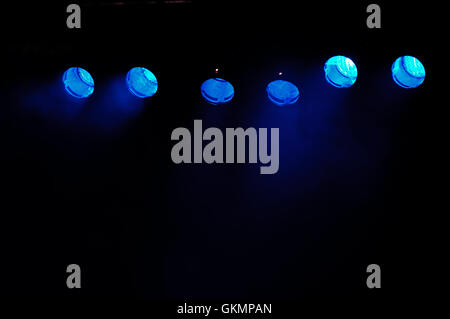 Blaue Scheinwerfer und Rauch Stockfoto