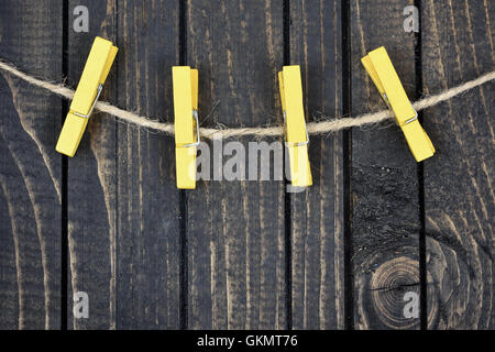 Vier Clips auf Holzwand Stockfoto