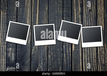 Viele Sofortbilder auf Holztisch Stockfoto