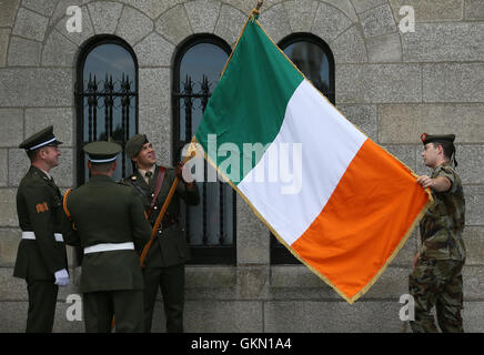 Mitglieder der Streitkräfte vorbereiten für das 94. jährliche Michael Collins und Arthur Griffith Gedenken in Glasnevin Cemetery in Dublin. Stockfoto