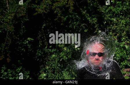 Menschen, die mit Wasser gefüllten Ballons getroffen Stockfoto